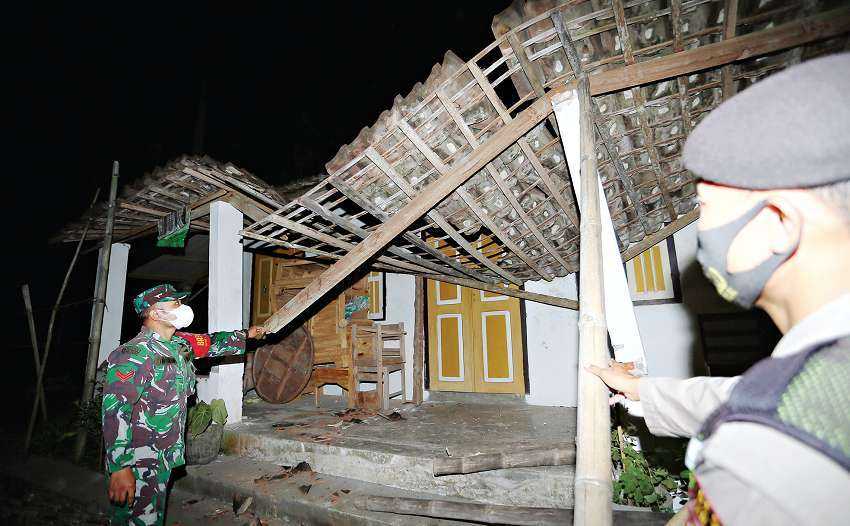 RUMAH RUSAK AKIBAT GEMPA