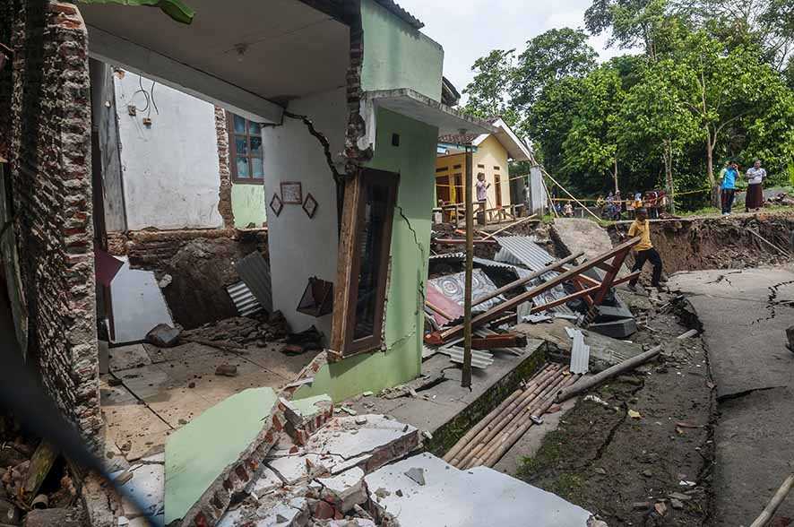 Rumah Rusak Akibat Pergerakan Tanah