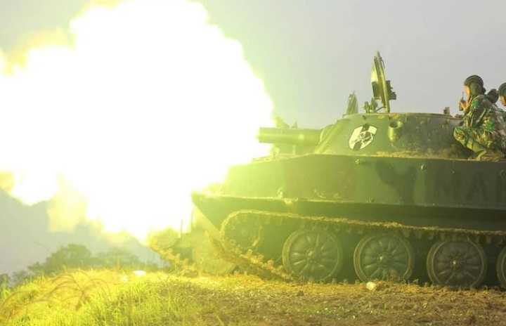Saat Dentuman Tembakan Meriam Tank Marinir Menggelegar di Sukabum