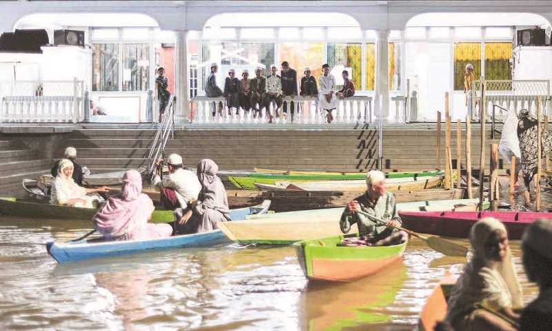 SALAT TARAWIH GUNAKAN PERAHU AKIBAT BANJIR