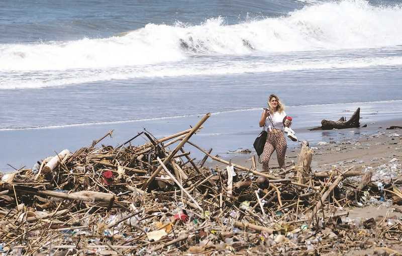 SAMPAH MENCEMARI PANTAI