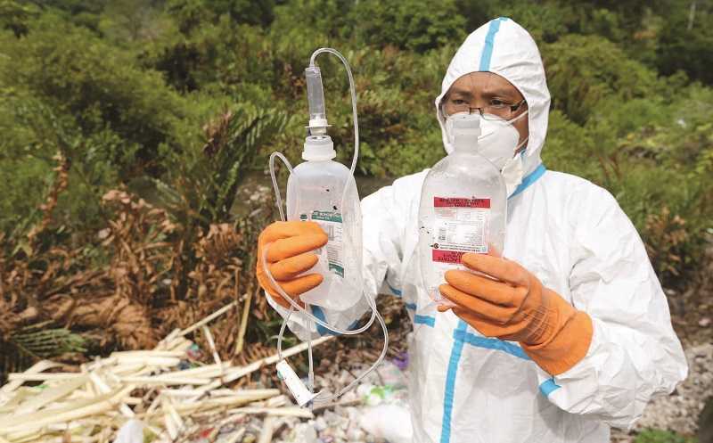 SAMPAH PLASTIK MEDIS DIBUANG SEMBARANGAN