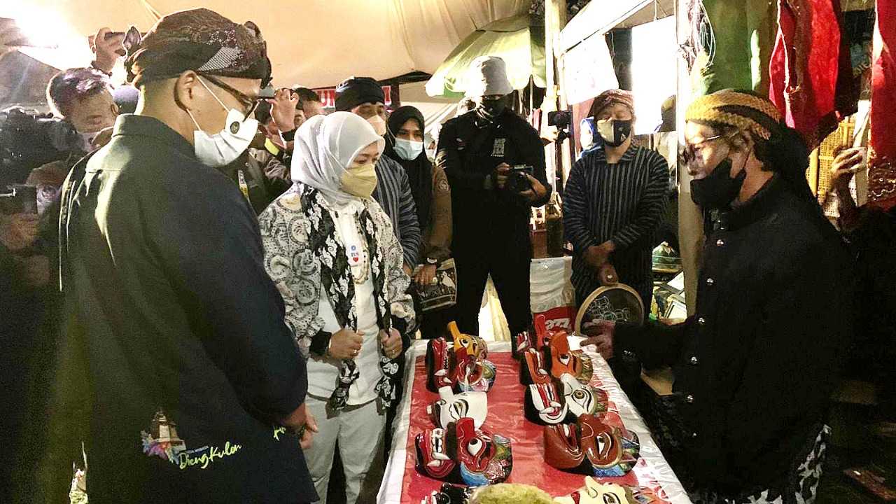 Sandiaga Belikan Perlengkapan Penari Topeng di Dieng