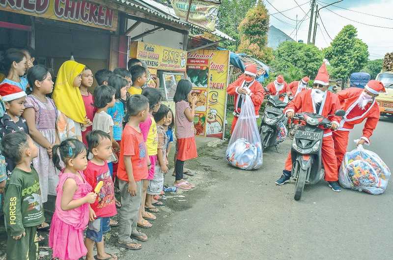 “SANTA CLAUS" BAGIKAN BINGKISAN NATAL