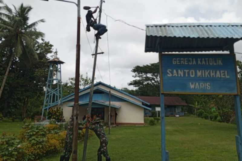 Satgas Pamtas RI-Papua Nugini Bantu Warga Keerom untuk Pasang Instalasi Listrik