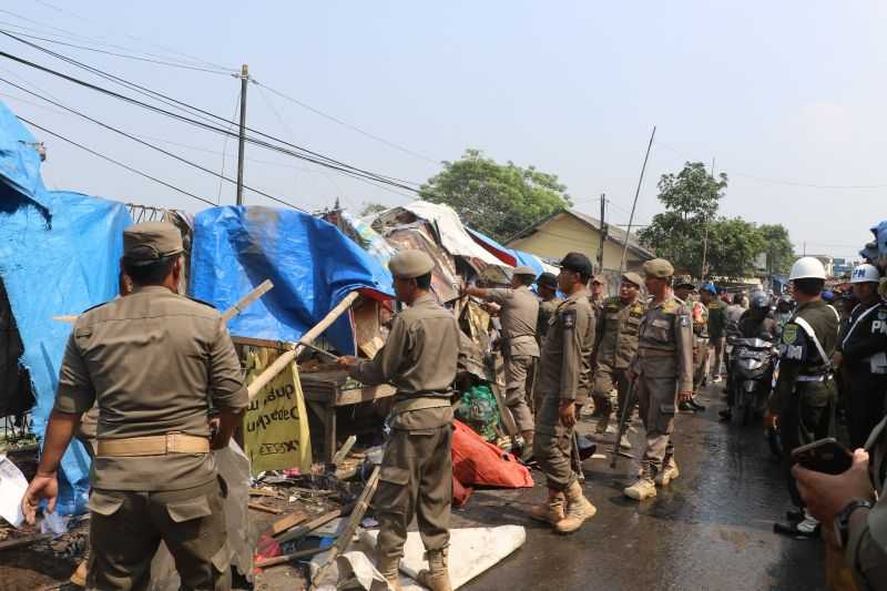 Satpol PP Tertibkan Lapak Liar di Pasar Ciherang Kabupaten Serang