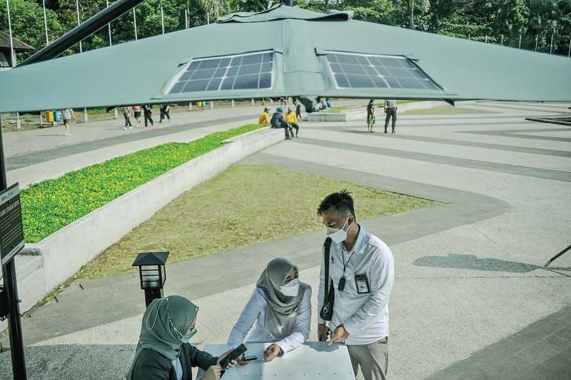 SAUNG TENAGA SURYA DI TAMAN KOTA BANDUNG