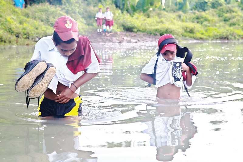 SEBRANGI SUNGAI DEMI SEKOLAH