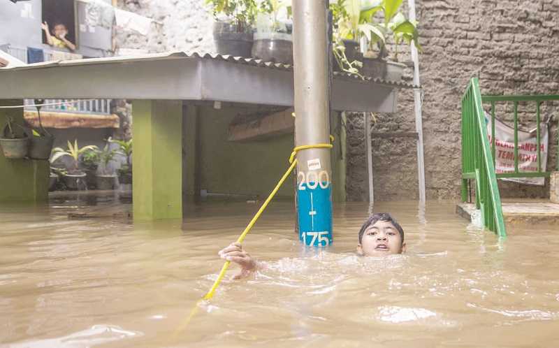 SEJUMLAH PERMUKIMAN WARGA JAKARTA TERENDAM BANJIR