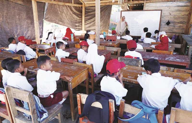 SEJUMLAH SISWA SD BELAJAR DI TENDA DARURAT