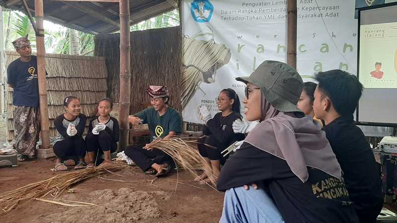 Sekolah Adat Osing Gali Nilai Tradisi dan Ekonomi dari Ilalang