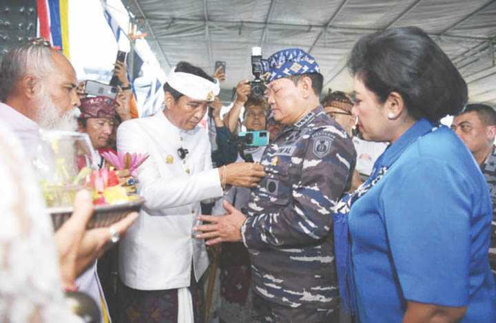 Sematkan Pin Emas