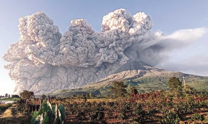 SEMBURAN ABU VULKANIK GUNUNG SINABUNG