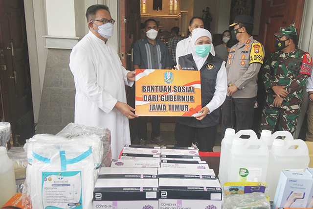 Serahkan Bantuan