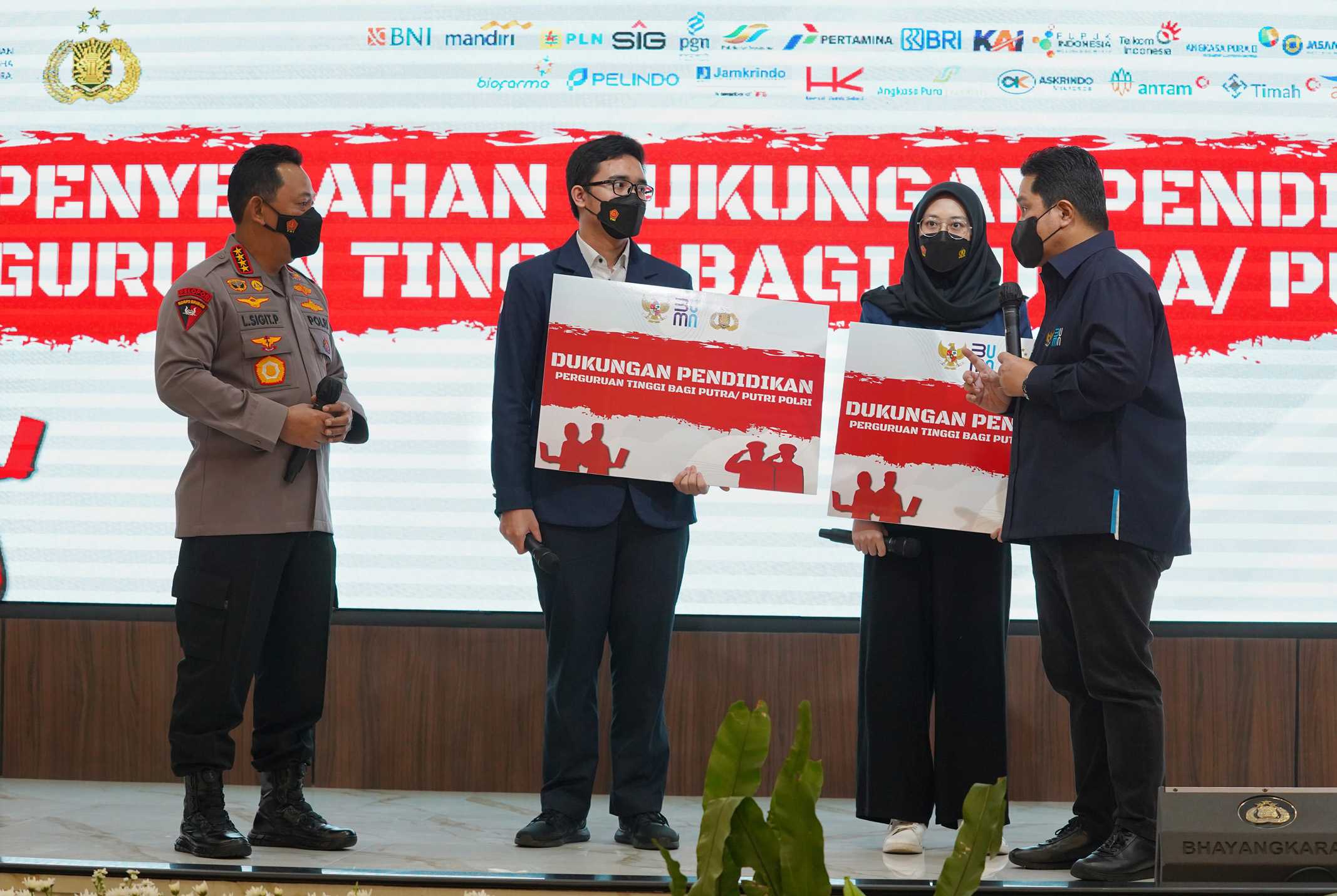 Serahkan Bantuan