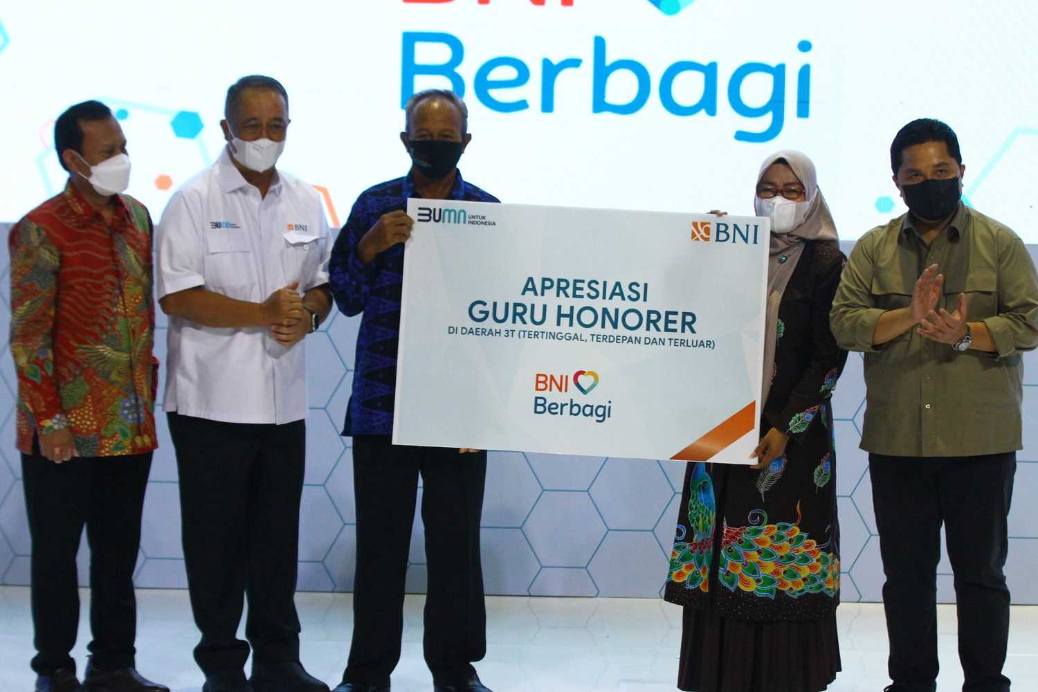 Serahkan Bantuan