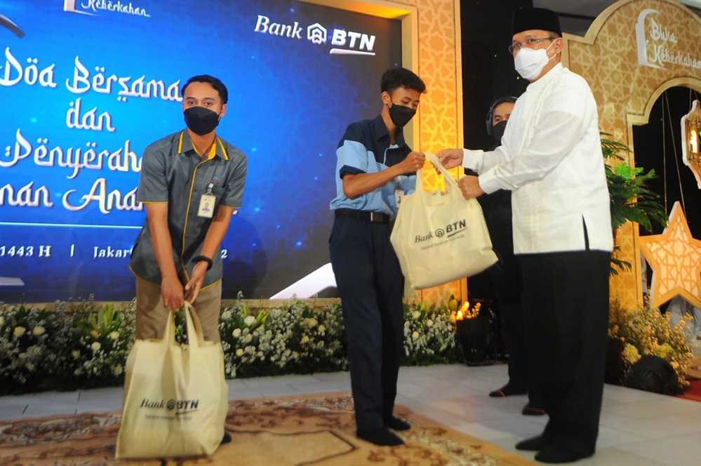 Serahkan Bantuan