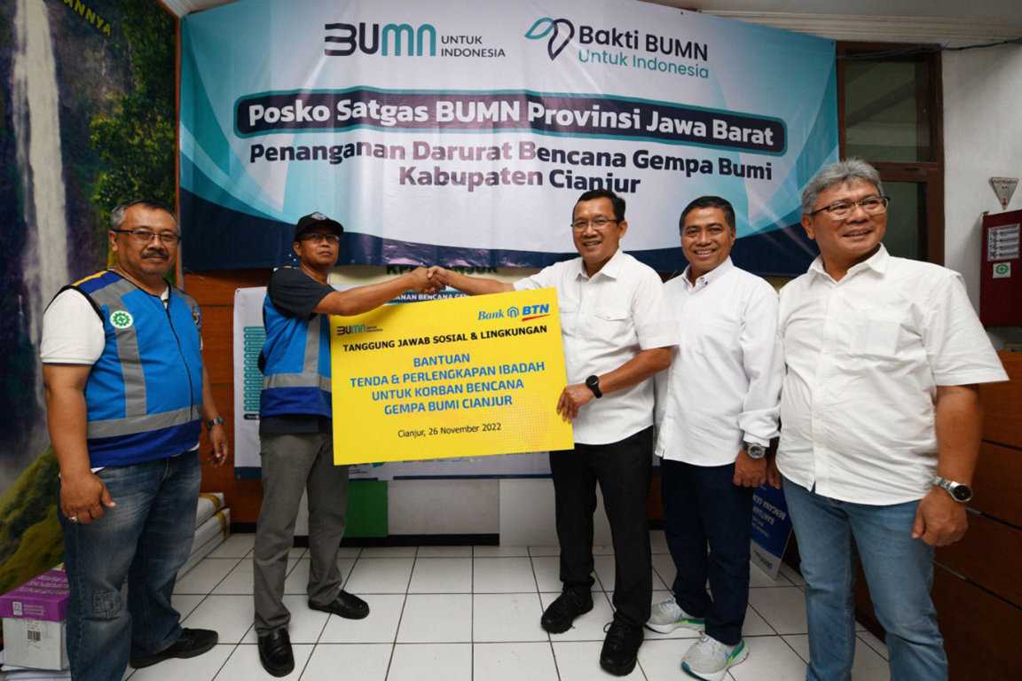 Serahkan Bantuan