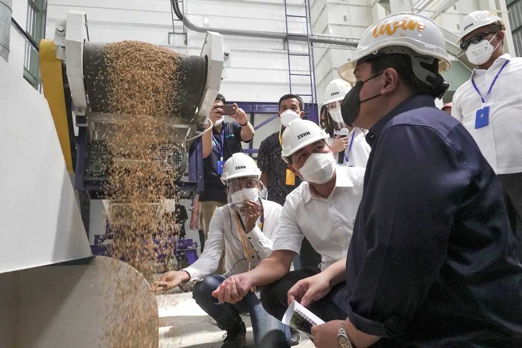 Serahkan Bantuan CSR