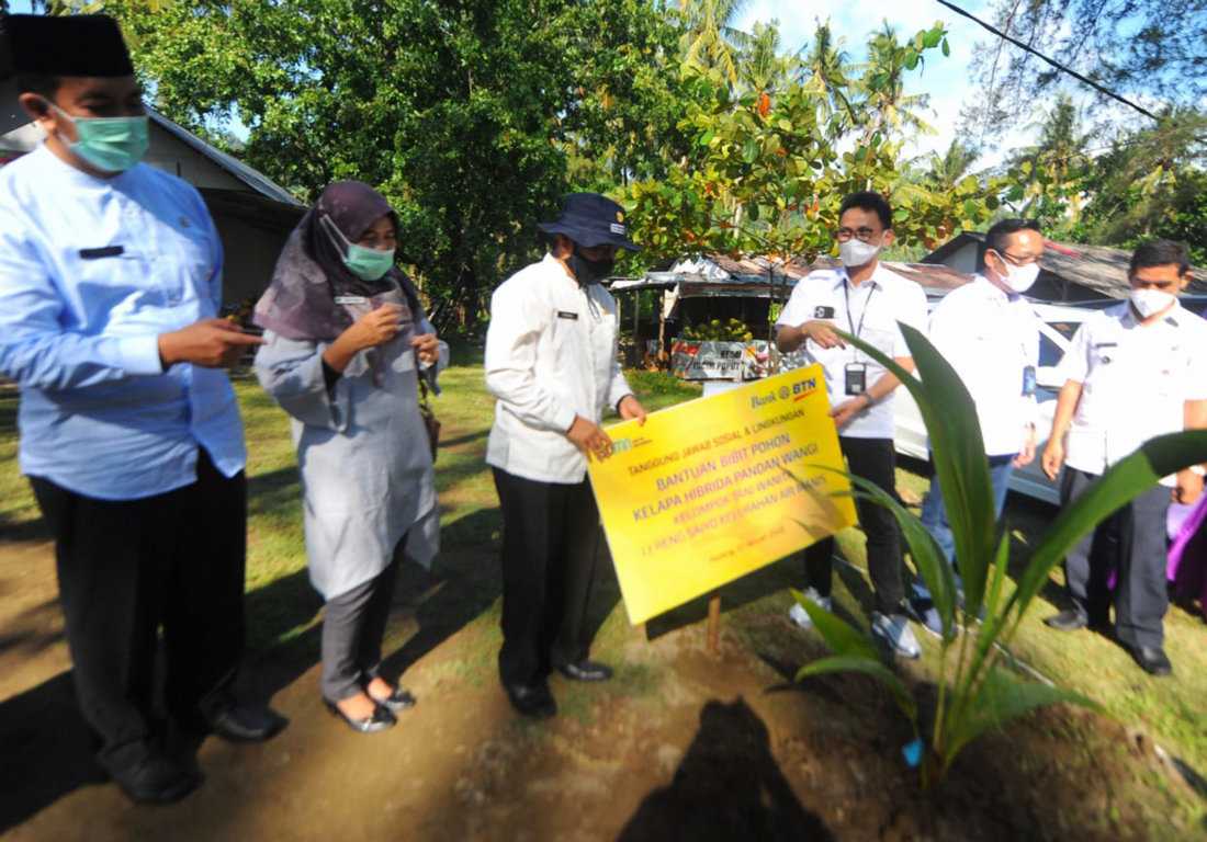 Serahkan Bantuan