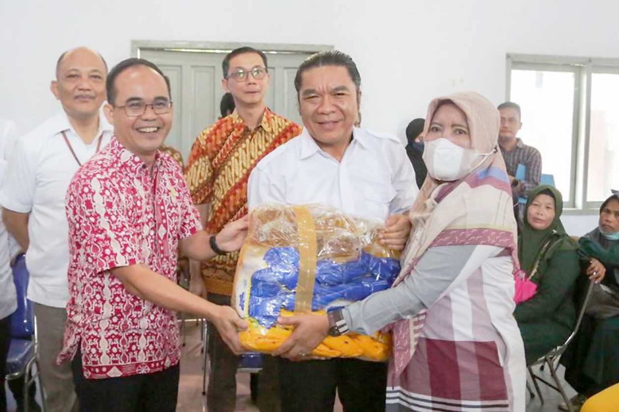 Serahkan Bantuan Usaha Ekonomi Produktif