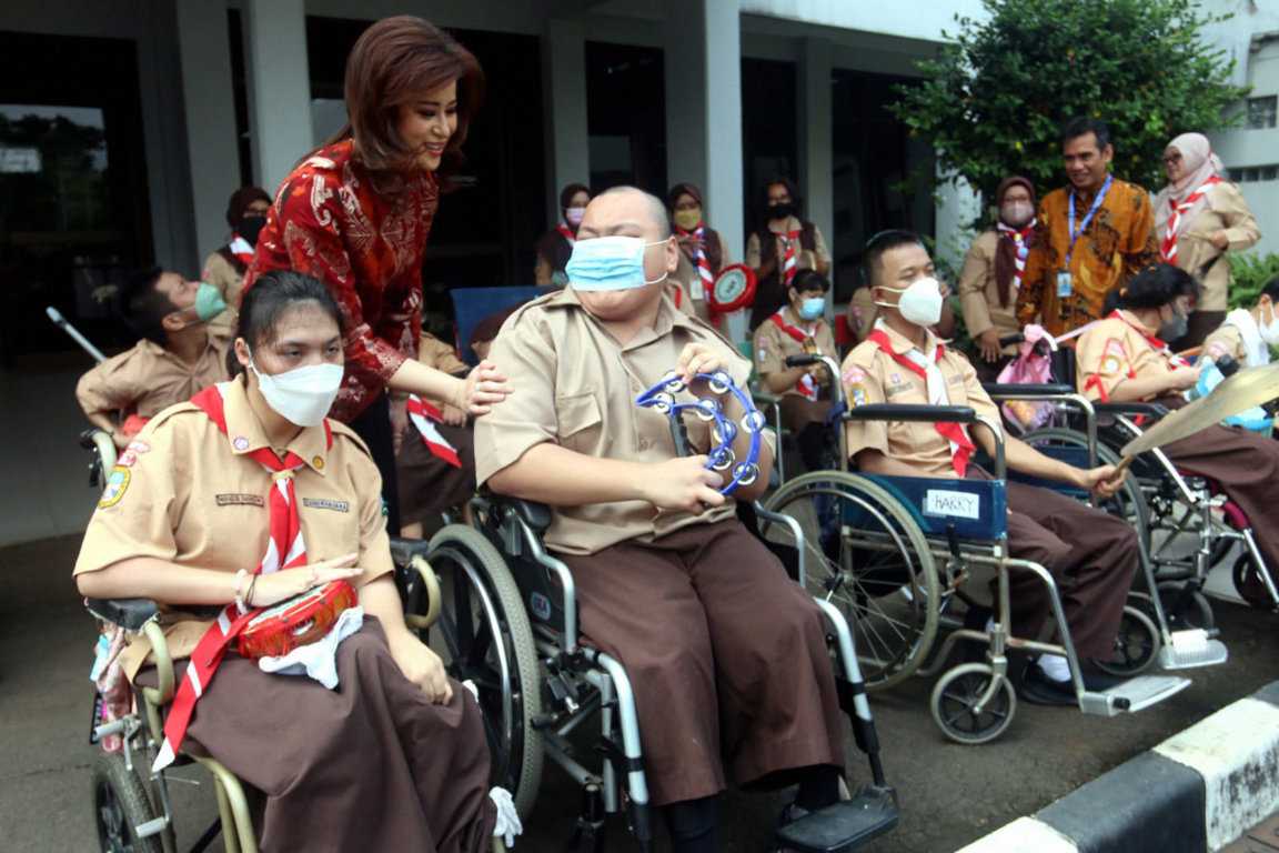 Serahkan Bantuan