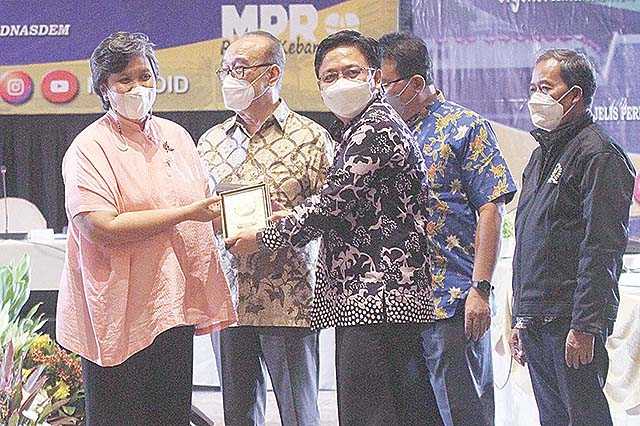 Serahkan Cinderamata