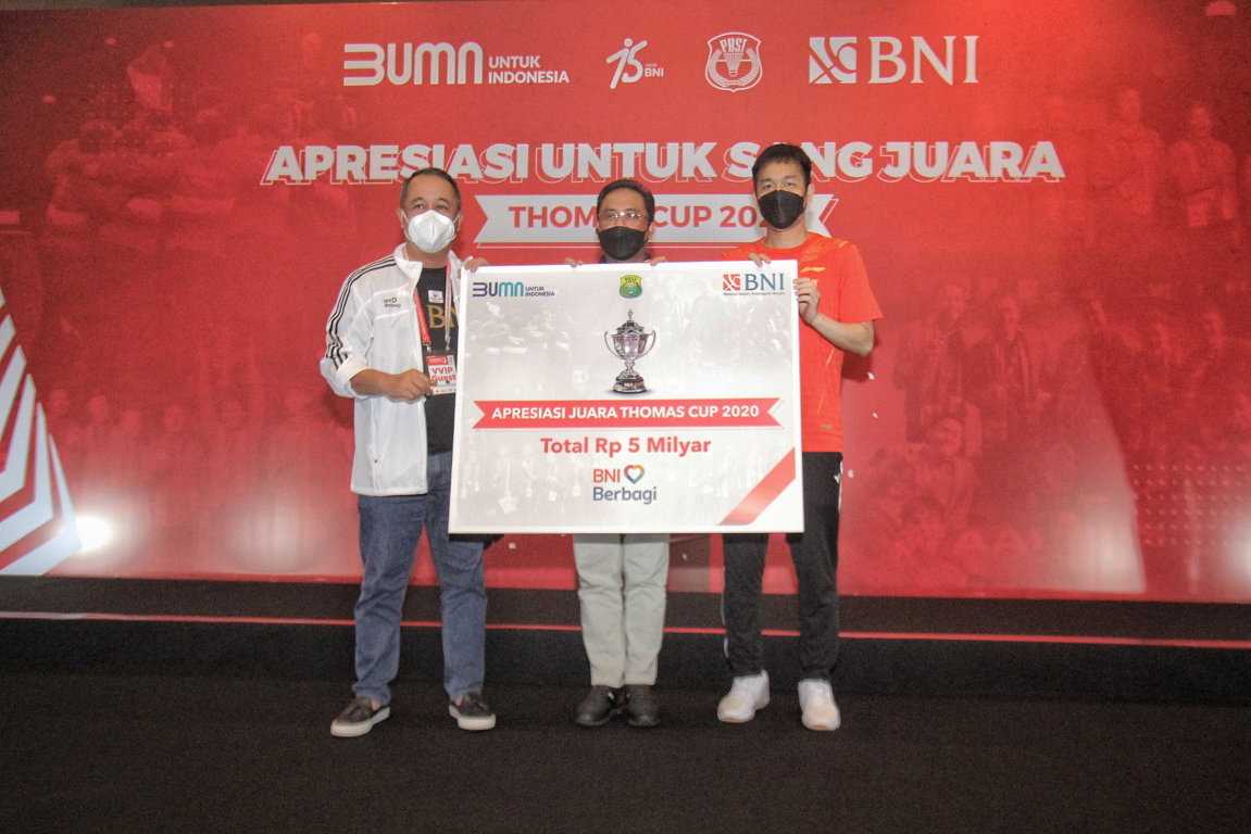 Serahkan Dana Pembinaan
