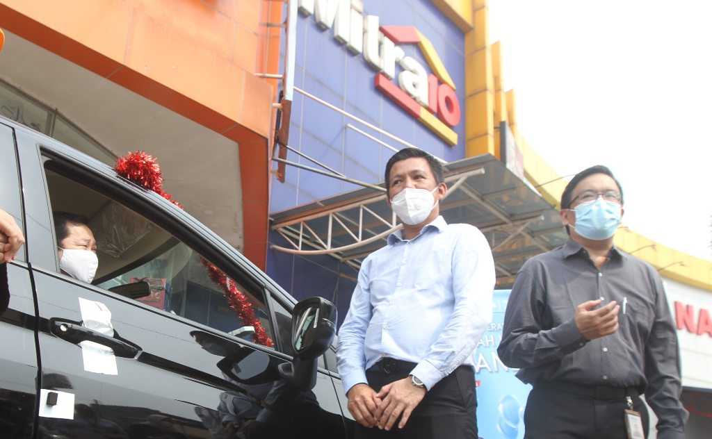 Serahkan Hadiah