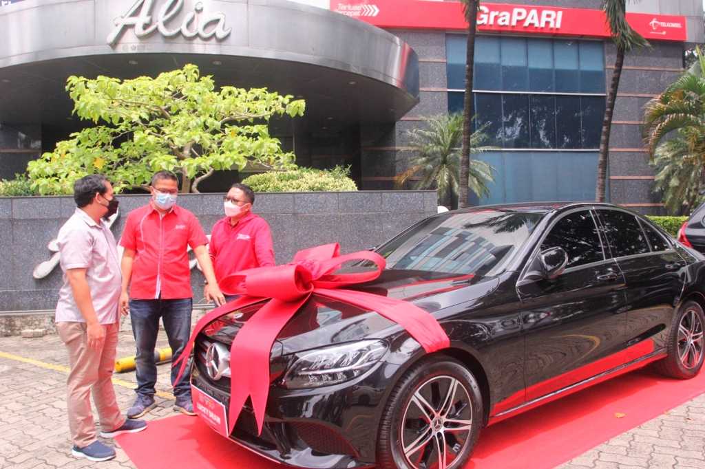 Serahkan Hadiah