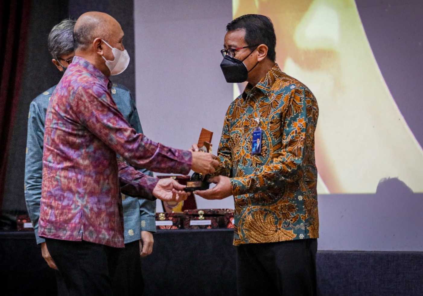 Serahkan Penghargaan