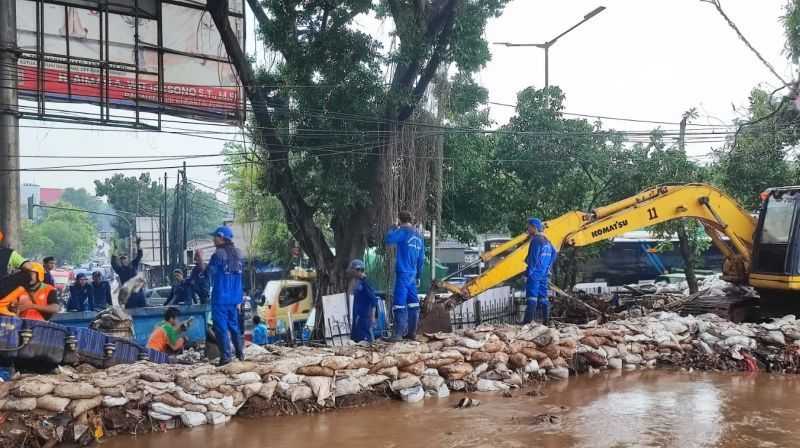 Seratus Lebih Petugas Tangani Luapan Kali Baru Kramat Jati