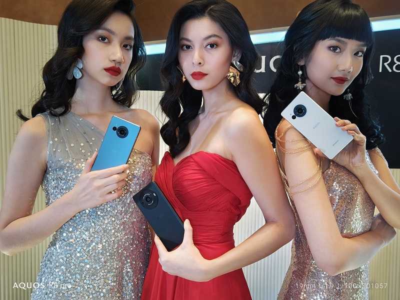 Sharp Rilis Ponsel Dua Ponsel dari Kelas Unggulan