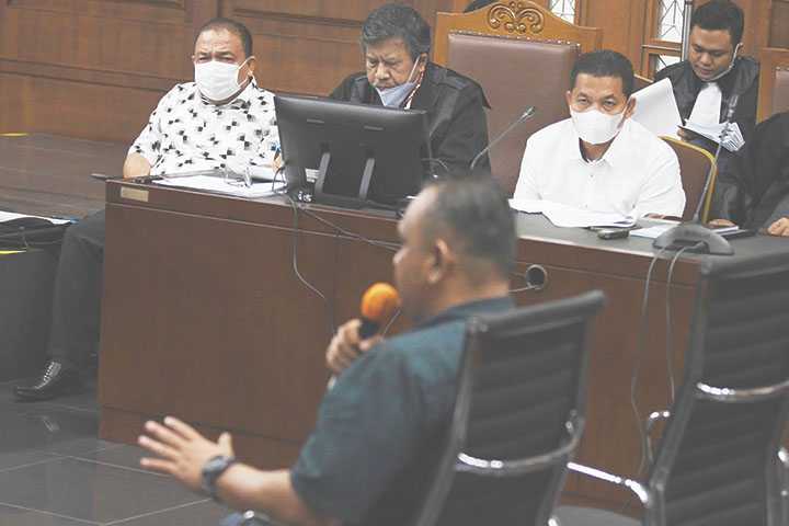 Sidang Suap Bupati Langka