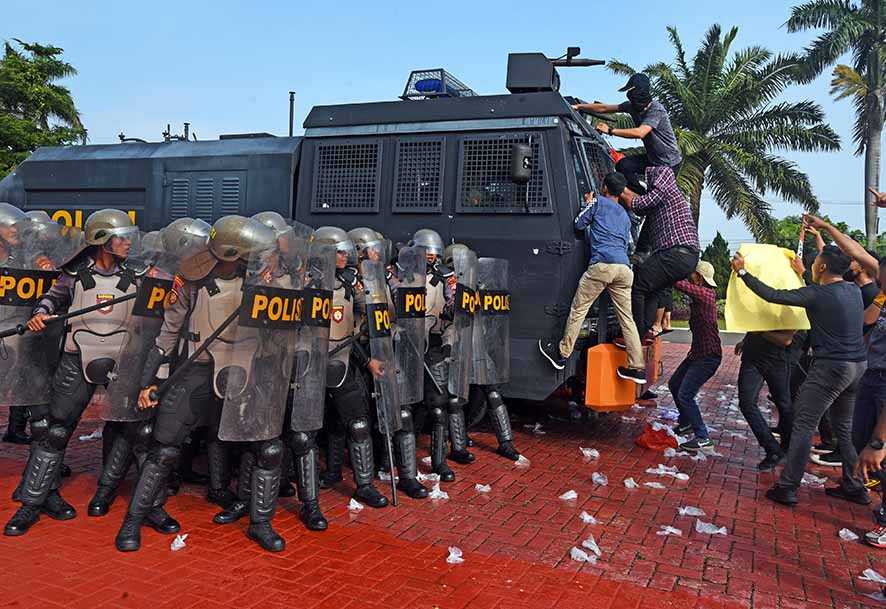 Simulasi Pengamanan Demonstrasi