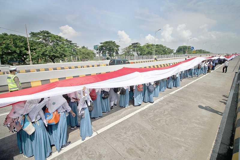 SISWA BENTANGKAN BENDERA MERAH PUTIH SEPANJANG 3.219 METER