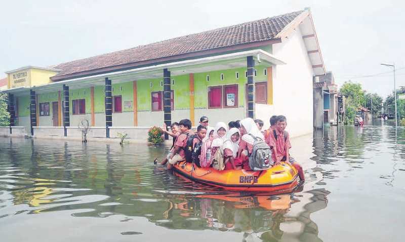 SISWA PULANG SEKOLAH MENGGUNAKAN PERAHU AKIBAT BANJIR