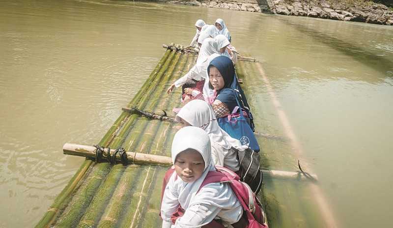 SISWA SEBERANGI SUNGAI DENGAN RAKIT BAMBU