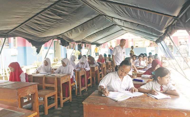 SISWA TERPAKSA BELAJAR DI TENDA DARURAT