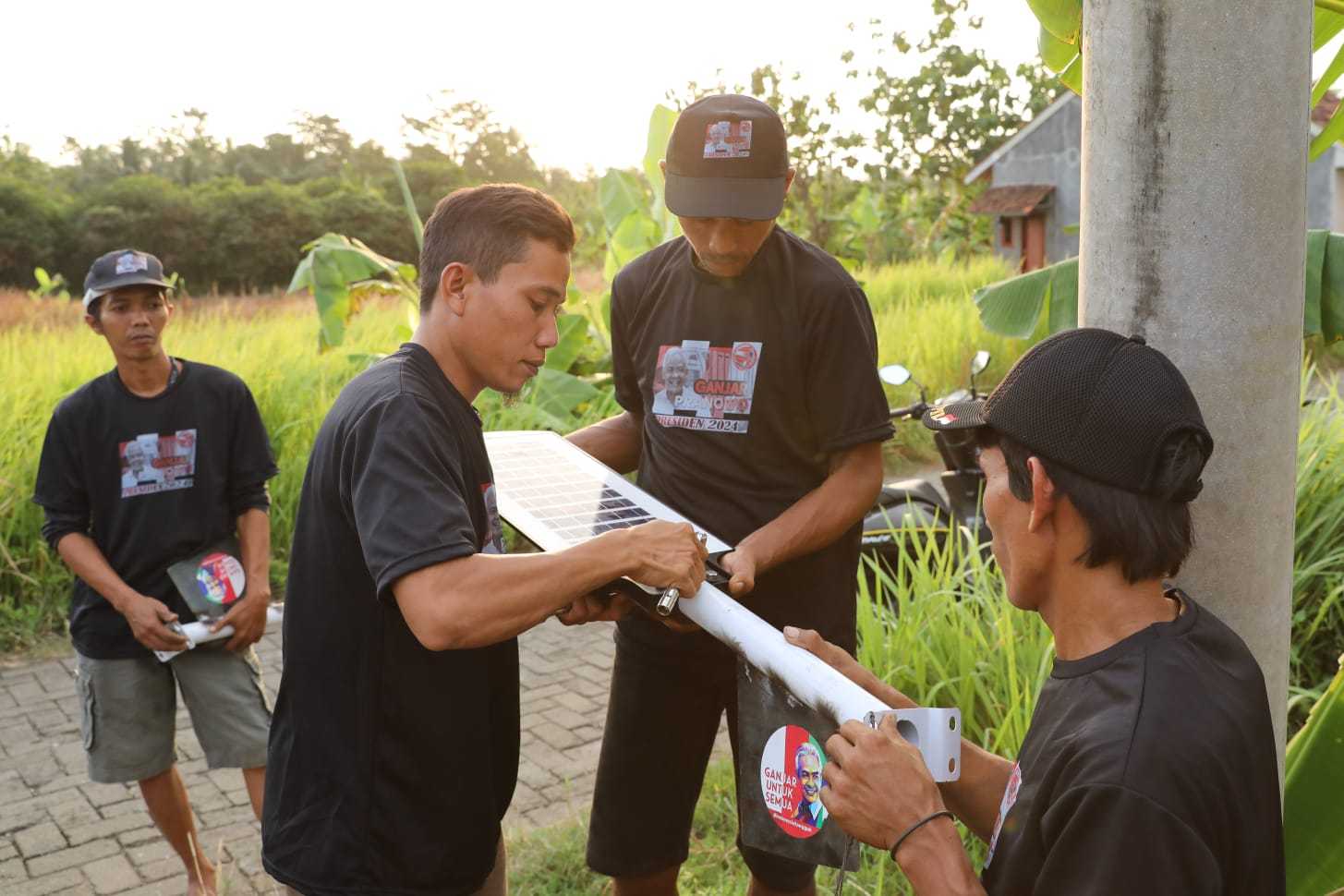 Sopir Truk Dukung Ganjar Berikan Bantuan Lampu Jalan untuk Pangkalan di Pandeglang