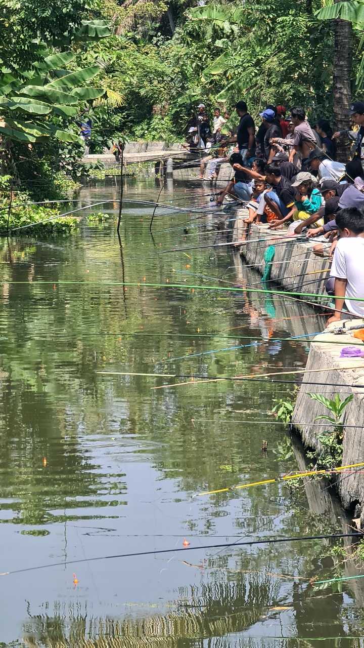 Sopir Truk Ganjar Gelar Sosialisasi dan Mancing Bersama di Karawang
