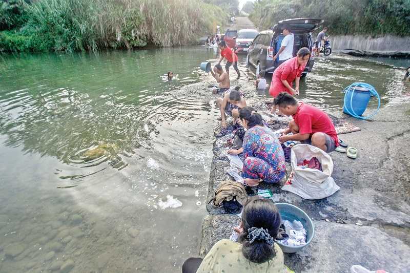 SUMUR KERING, WARGA TERPAKSA MCK DI SUNGAI