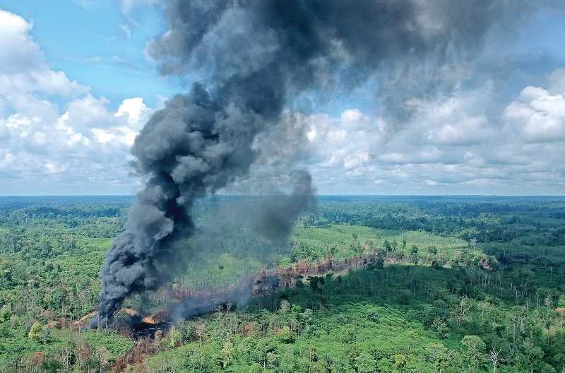 SUMUR MINYAK ILEGAL TERBAKAR