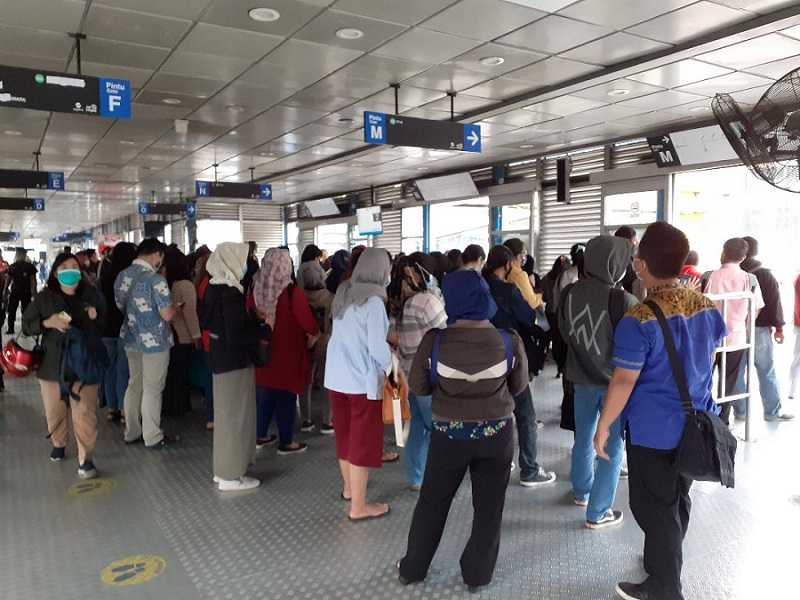 Sungguh Mengkhawatirkan Ada Kerumunan di Halte Transjakarta