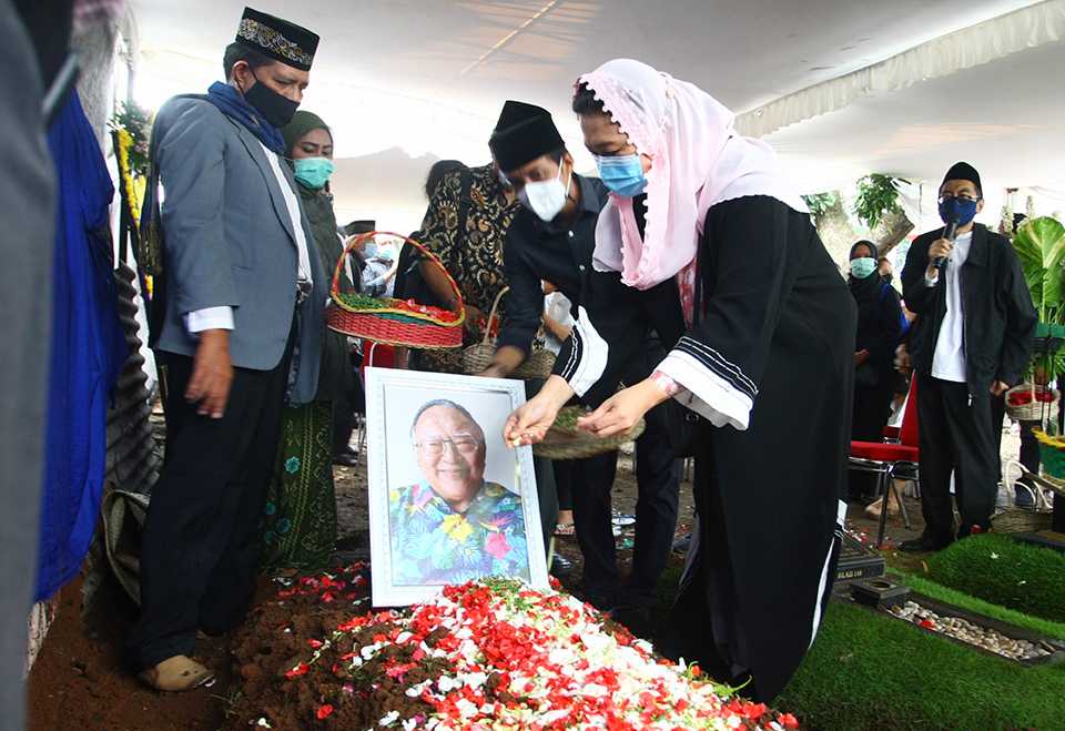 Tabur Bunga di Makam Wimar Witoelar