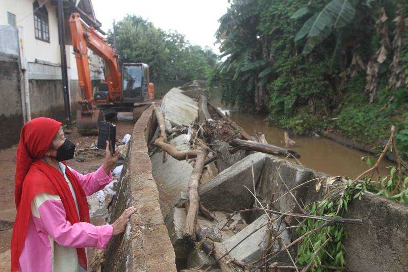 Tanggul di Bekasi Jebol