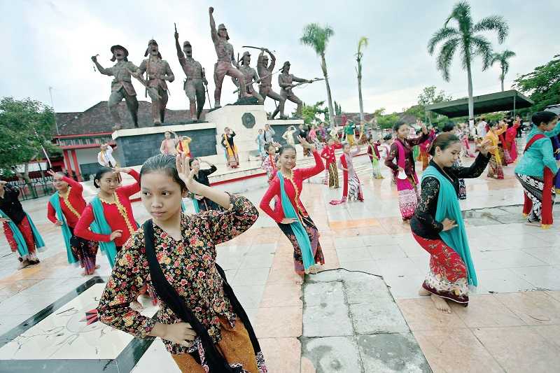 TARI GAMBYONG SISWI SMP PERINGATI HARI KARTINI