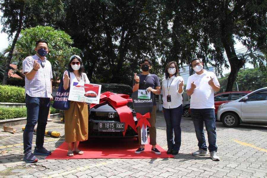Telkomsel serahkan Hadiah program Poin Festival 2021