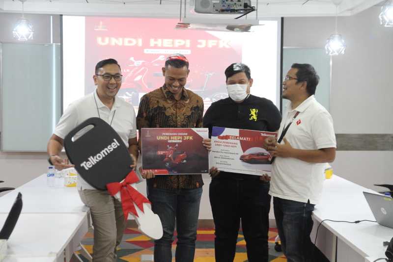 Telkomsel Serahkan Hadiah Program Undi-Undi Hepi