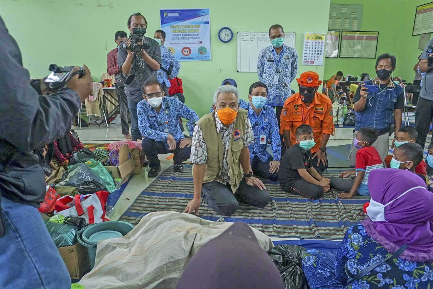 Temui Korban Banjir Pekalongan